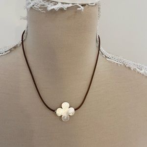 Flower checker necklace, pearl look flower